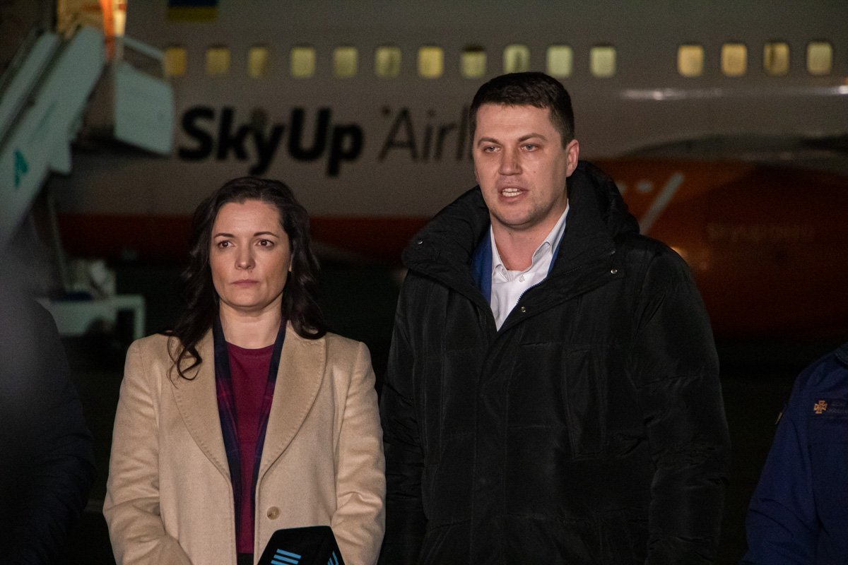 Министр здравоохранения (слева) сообщила, что украинцев с температурой на борт не пустят 