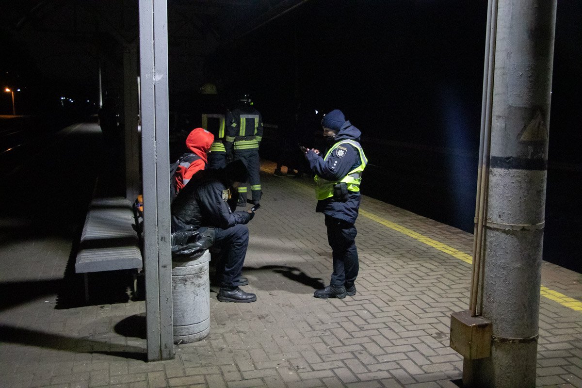 Доставать тело из-под перрона пришлось с помощью спасателей 