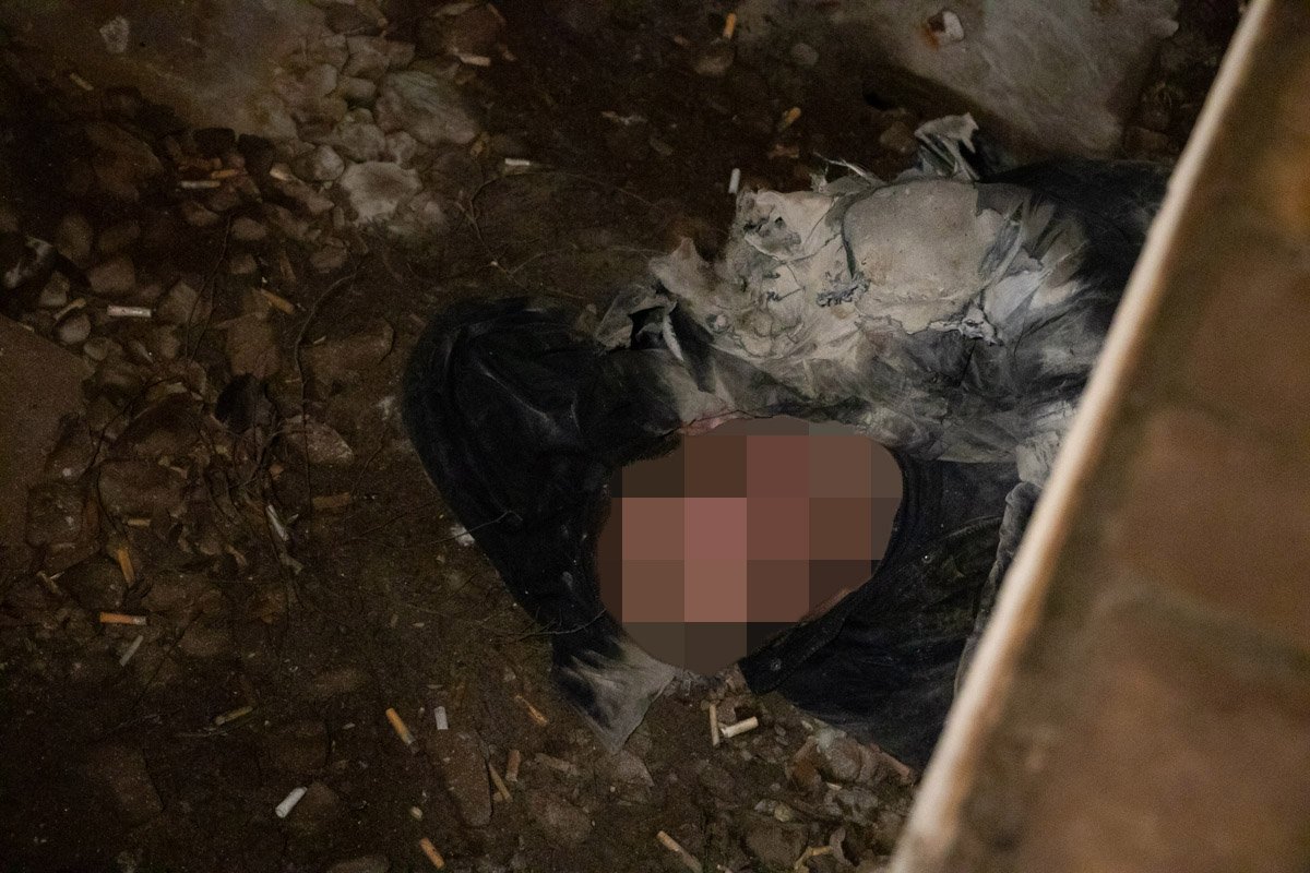 Погибшему было 54 года. На нем была разорвана куртка и были видны травмы головы 