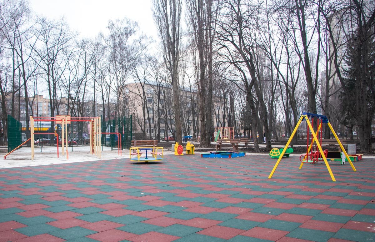 В сквере можно отдохнуть детям разного возраста 