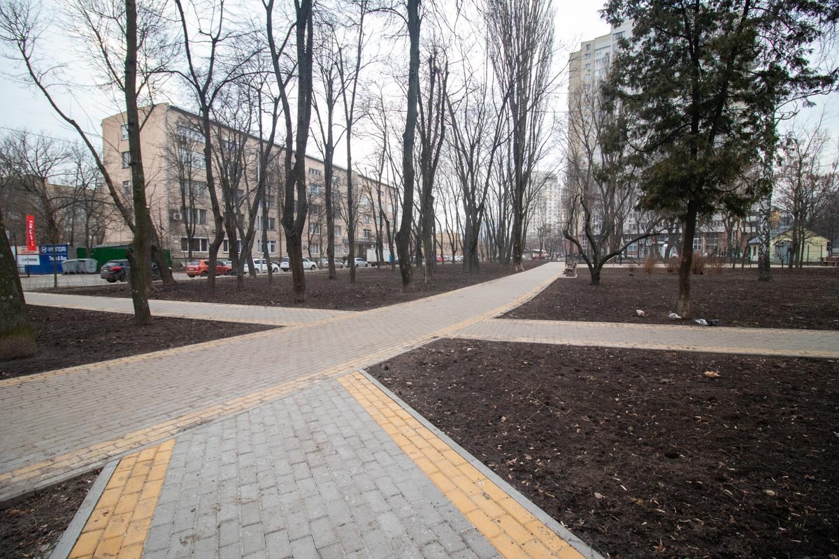 Не хватает газонов и кустов 