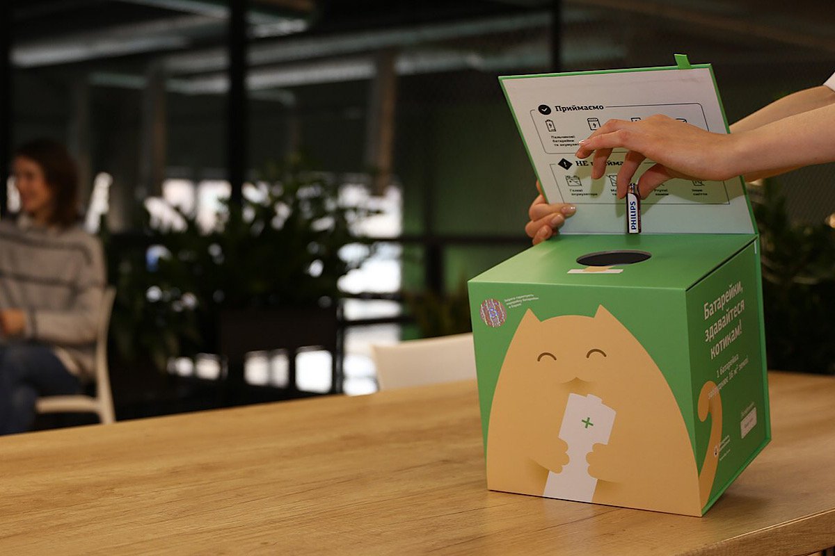 Вот такие специальные контейнеры для сбора батареек стоят в Киеве Вот такие специальные контейнеры для сбора батареек стоят в Киеве