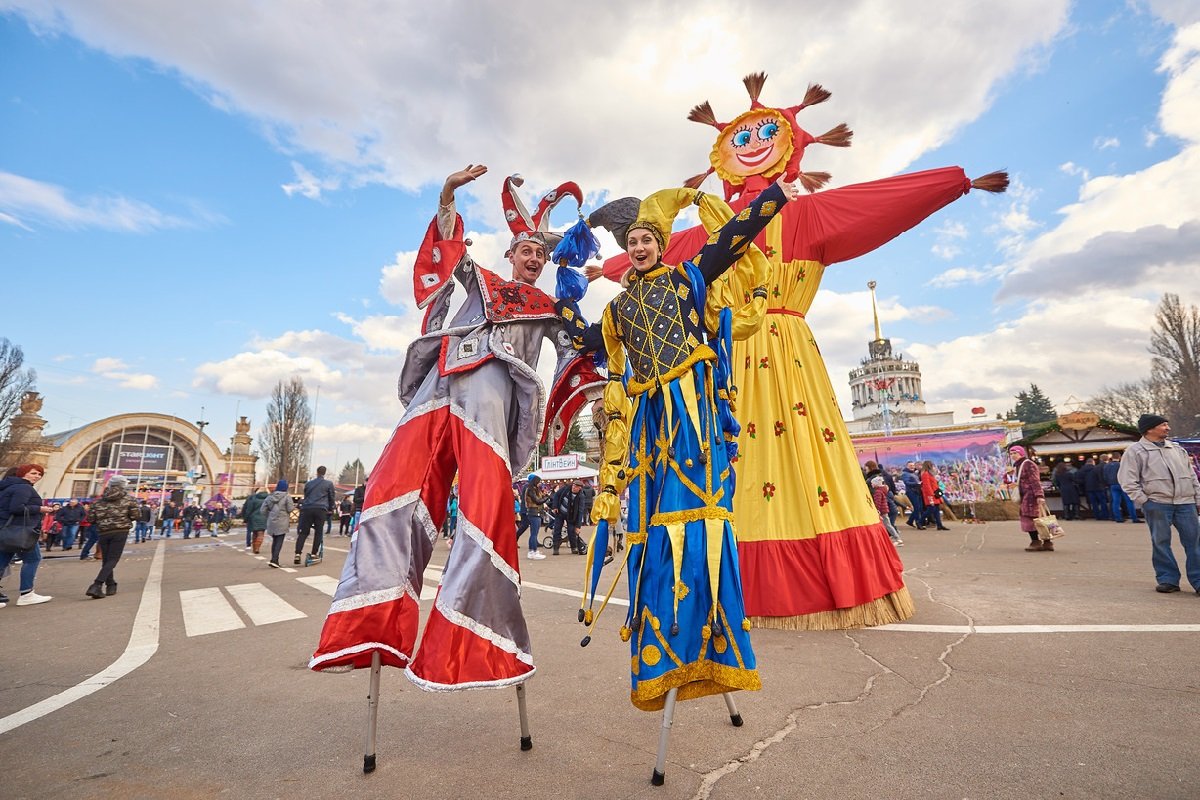 Вот такие яркие масленичные шуты будут ждать вас на ВДНГ
