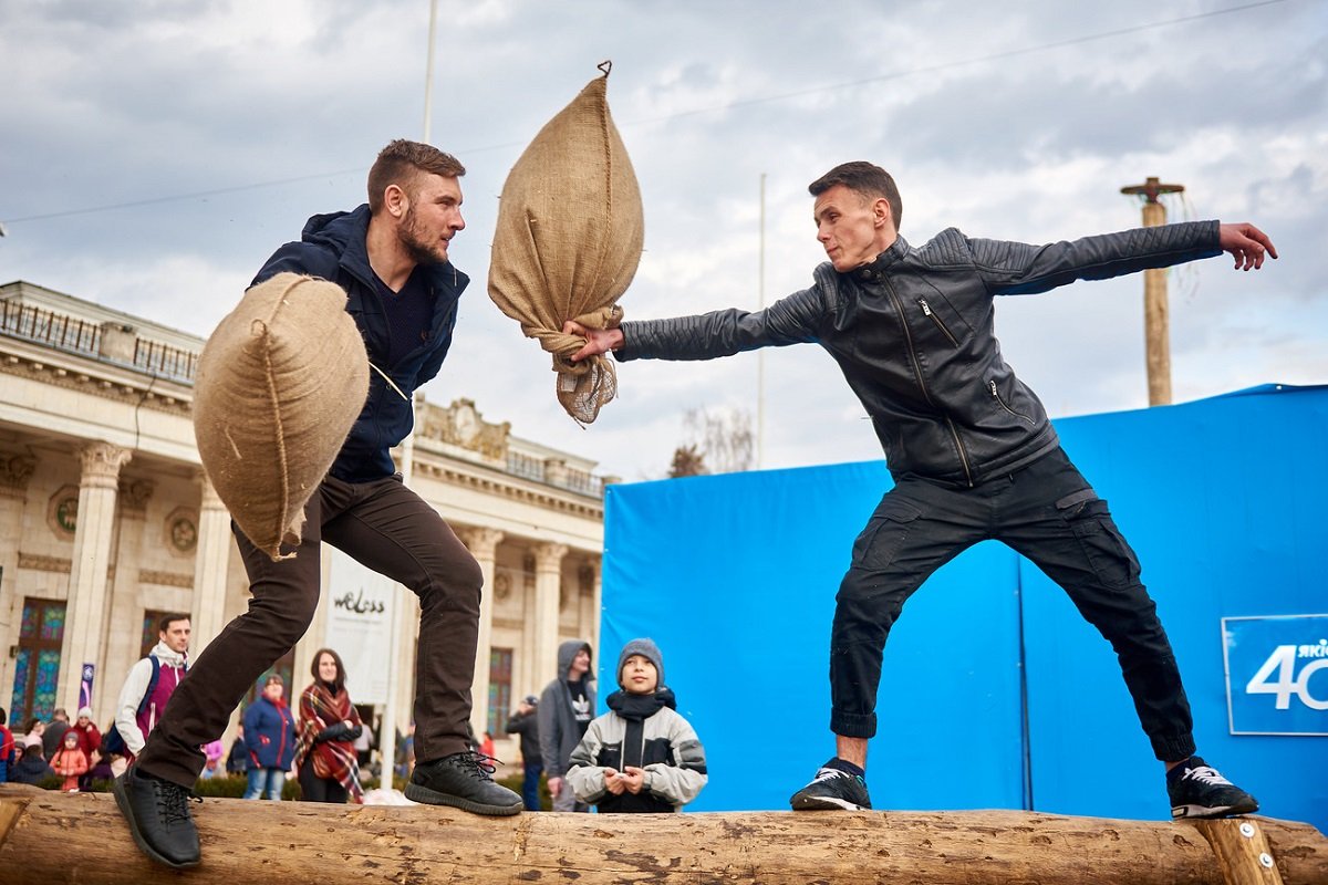 Интересно, за какой приз у них идет такой ожесточенный бой?