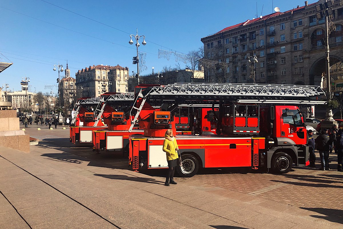 6 новеньких пожарных машин подарили спасателям 