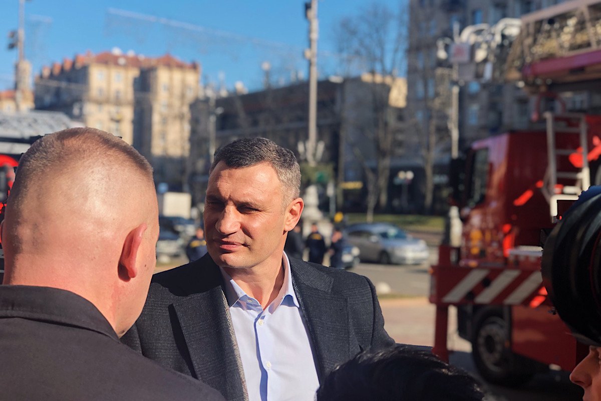 Кличко лично вручал ключи от машин