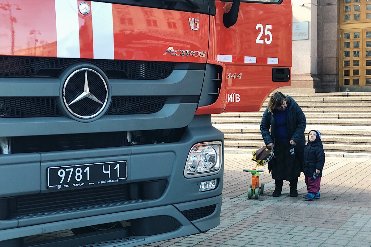 Красивые и новенькие машины очень впечатлили детей 