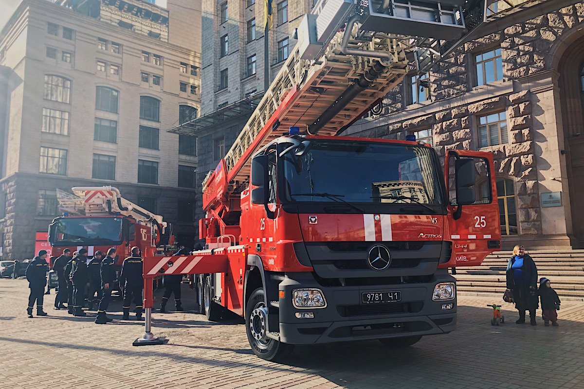 Жители Киева останавливались, чтобы посмотреть на новую технику