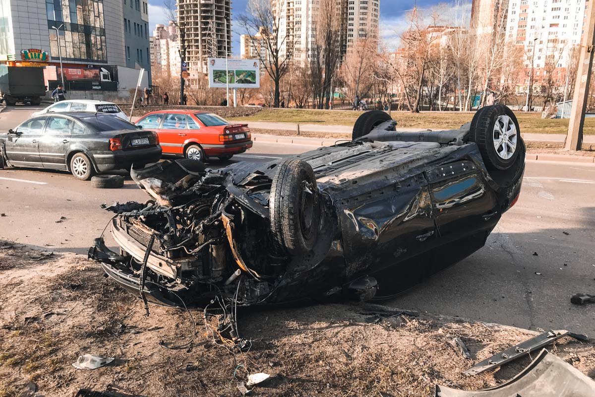 В Киеве на Шухевича Volkswagen перевернул Renault