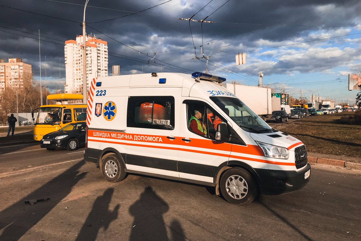 Их забрали в больницу с травмами спины и груди