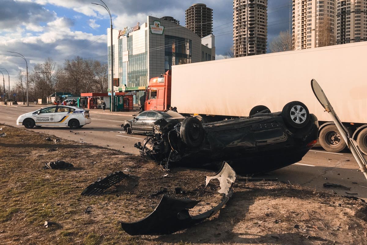Поврежденные автомобили перекрыли две полосы, из-за этого образовалась пробка