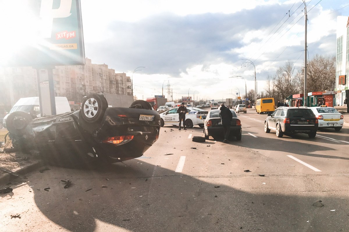 На месте работает экипаж патрульной полиции, медики и следственно-оперативная группа