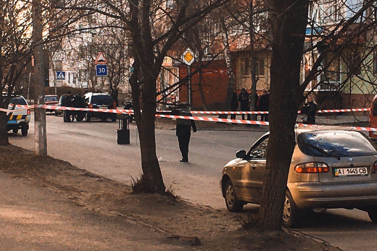 Во время осмотра машины они увидели подозрительный предмет похожий на взрывчатку