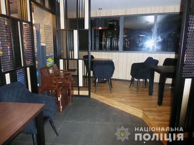 В кафе в Бортничах между двумя компаниями возник конфликт из-за громкой музыки