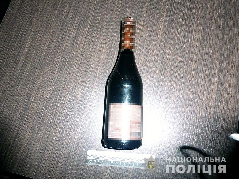В результате мужчина ударил подростка бутылкой по голове
