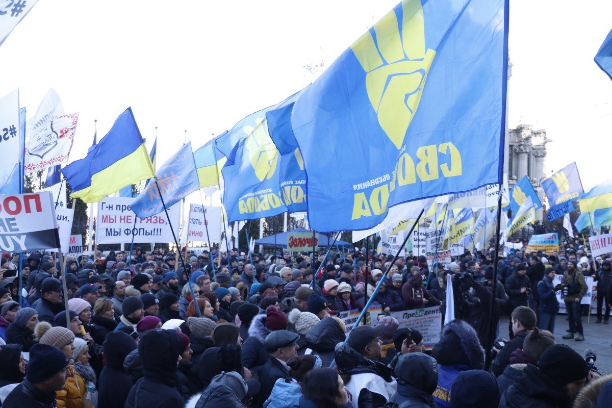 Народ продолжает прибывать на Банковую