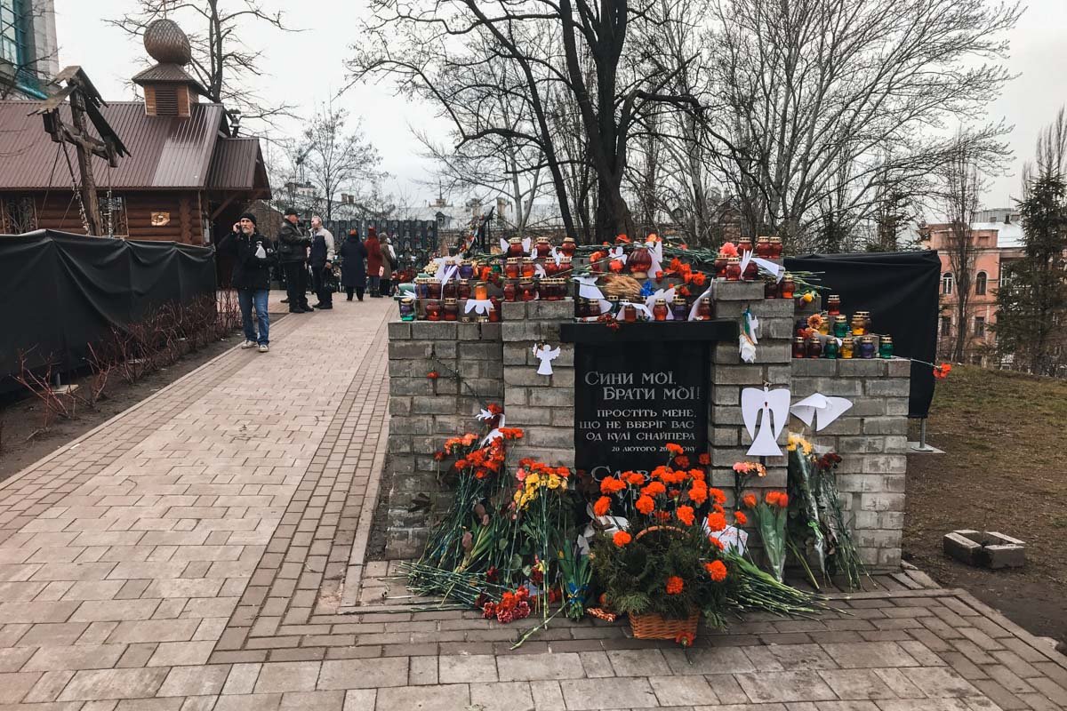 По всей улице можно увидеть множество букетов цветов По всей улице можно увидеть множество букетов цветов