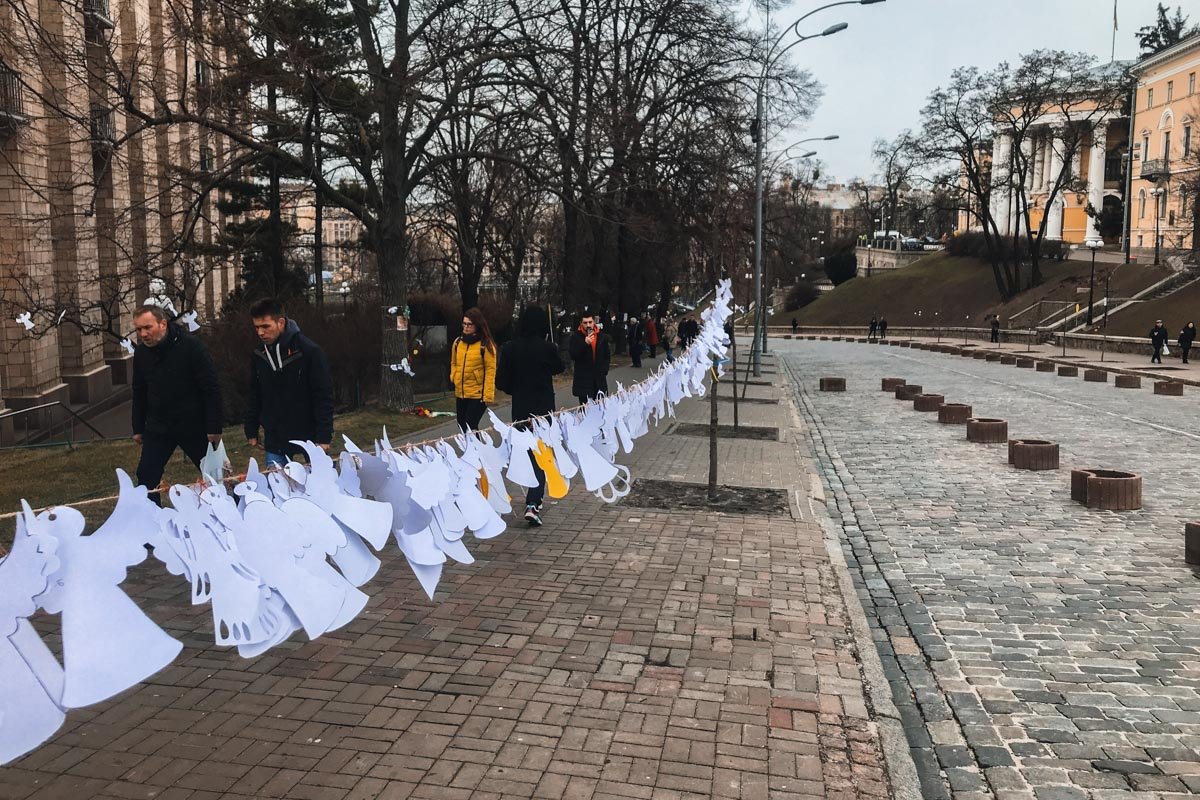 Вдоль аллеи развесили бумажных ангелов Вдоль аллеи развесили бумажных ангелов