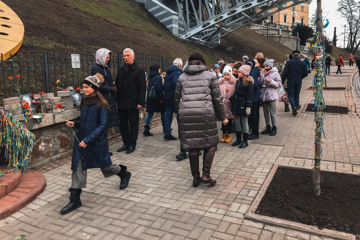 К монументу также приносили цветы и дети К монументу также приносили цветы и дети
