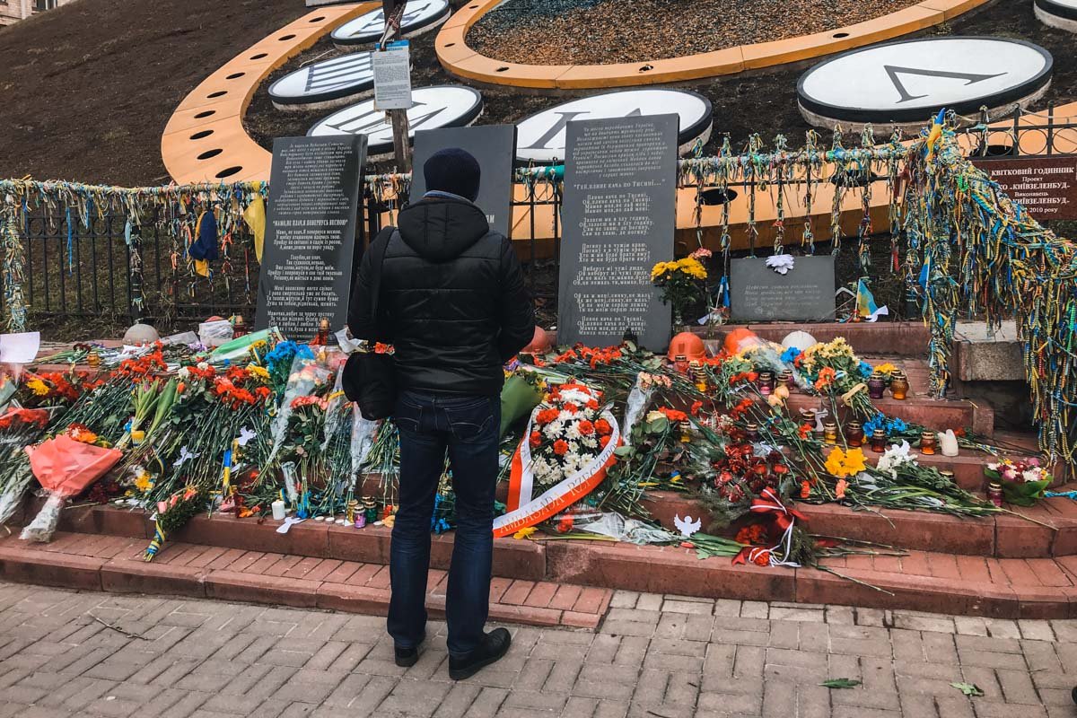 Кто-то из пришедших просто стоял и молчал... Кто-то из пришедших просто стоял и молчал...