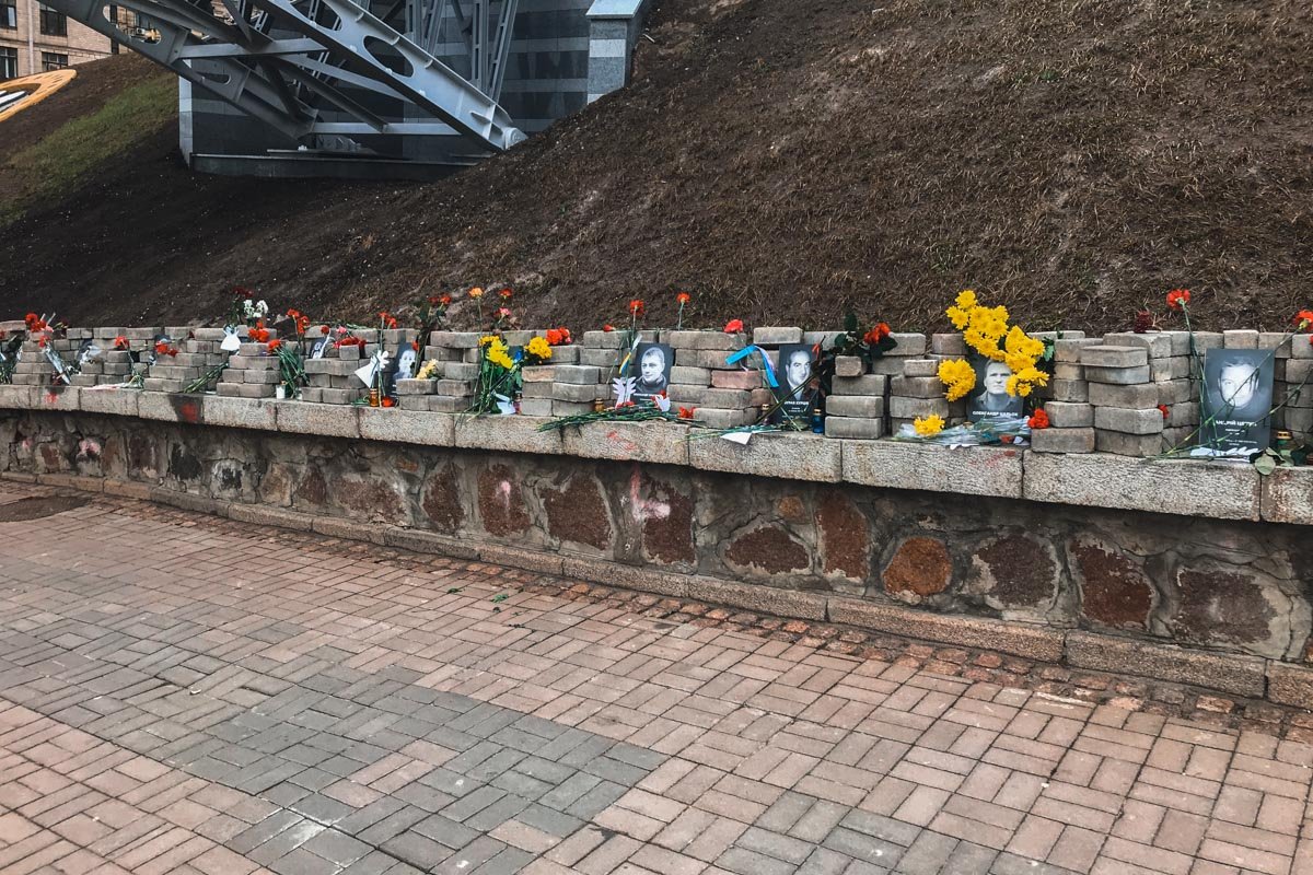 Цветы несли весь день Цветы несли весь день