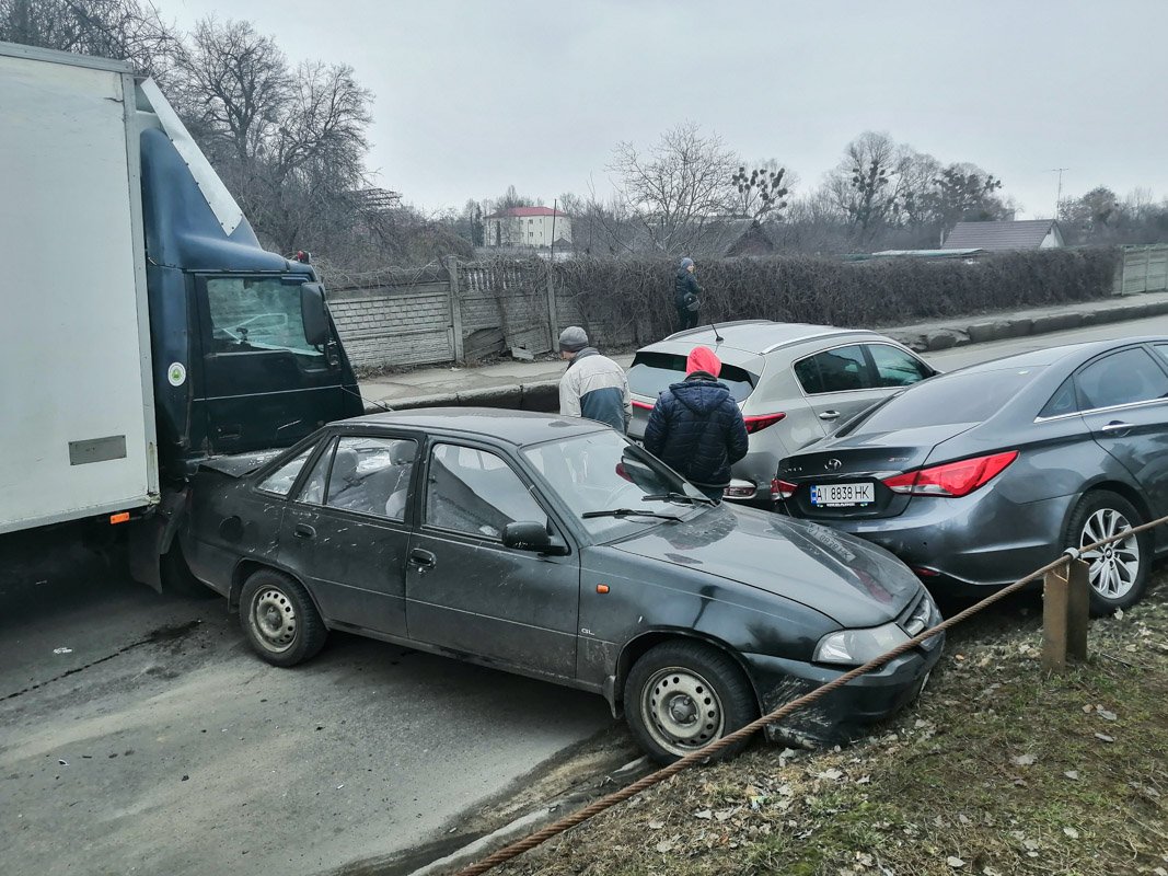 Он протаранил 4 автомобиля и автобус 