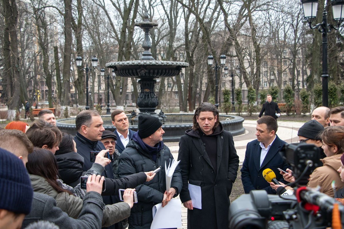В Мариинском парке представители власти и активисты обсудили историю с заменой фонарей 
