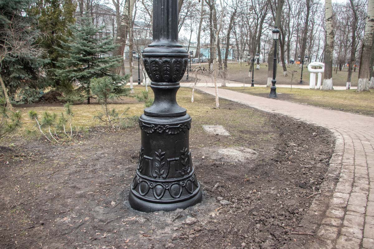 Они начали ржаветь уже через месяц. Коммунальные службы скрывали коррозию под черной краской 