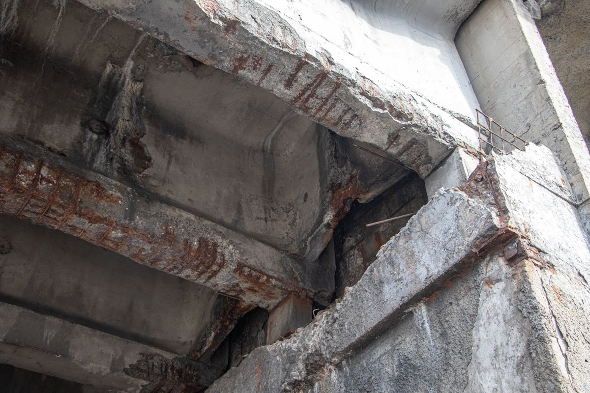 Бетон покидает тело моста, оголяя арматуру Бетон покидает тело моста, оголяя арматуру