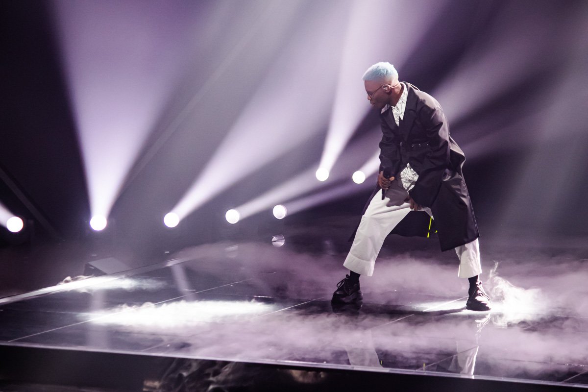 Ради финала солист перекрасился в синий цвет Ради финала солист перекрасился в синий цвет