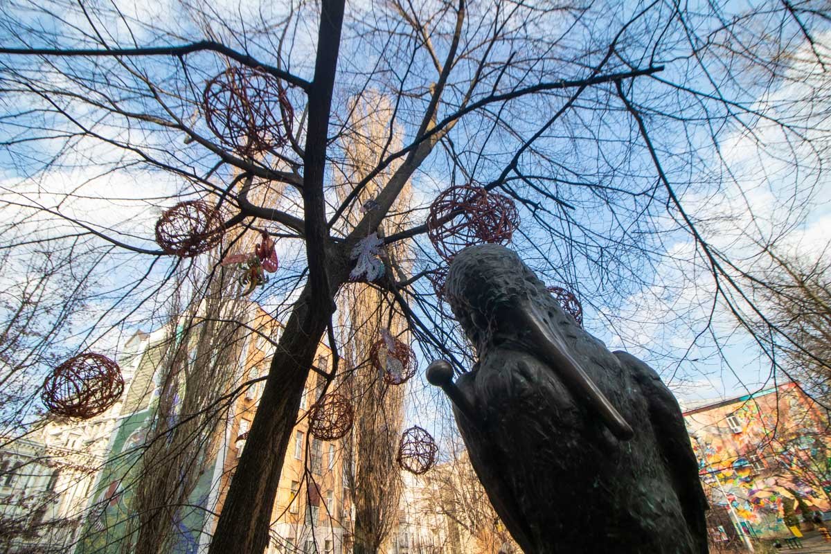 А вот и легендарный ворон на Рейтарской 