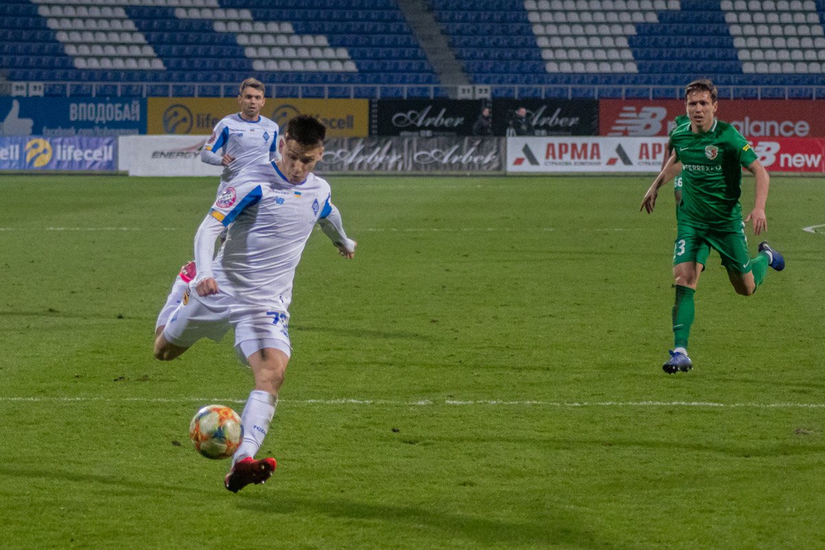 Через секунду Русин нанесет сильный удар, который в итоге приведет ко второму голу