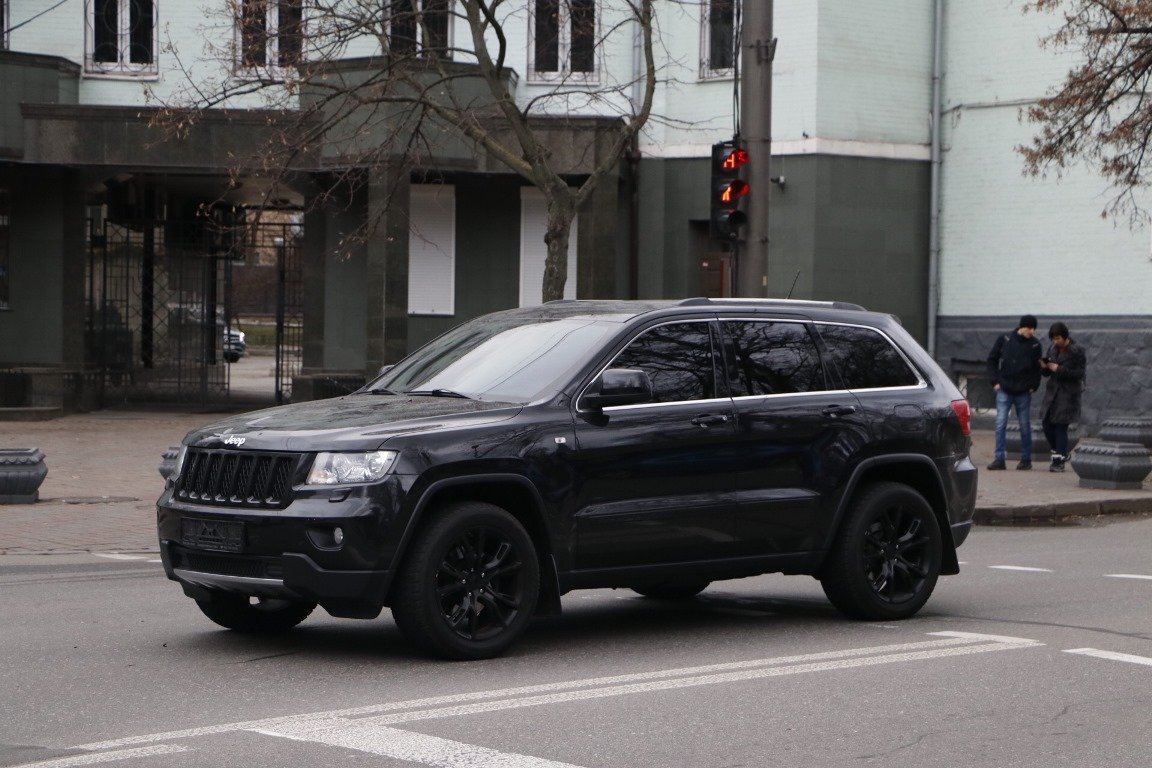Jeep сбил женщину, которая, предварительно, перебегала дорогу на красный свет Jeep сбил женщину, которая, предварительно, перебегала дорогу на красный свет