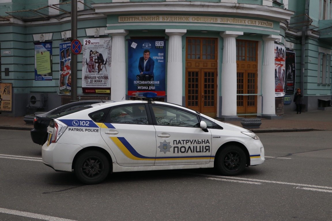 В результате женщину парализовало - по крайней мере, она ни на что не реагировала, как сказал полицейский В результате женщину парализовало - по крайней мере, она ни на что не реагировала, как сказал полицейский