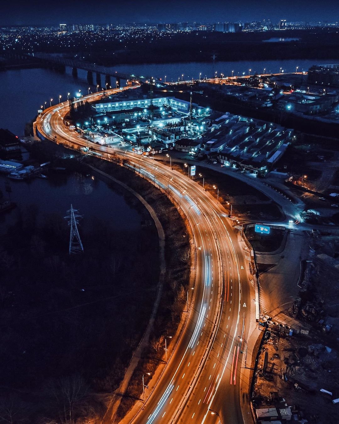 Начнем подборку с ночной артерии города. Фото - @fantakr