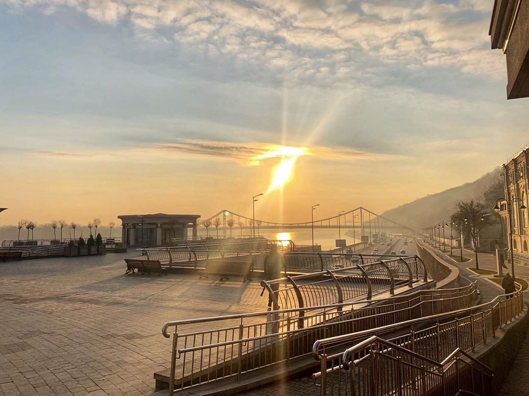 А так выглядит рассвет на Почтовой площади в объективе @annaarih