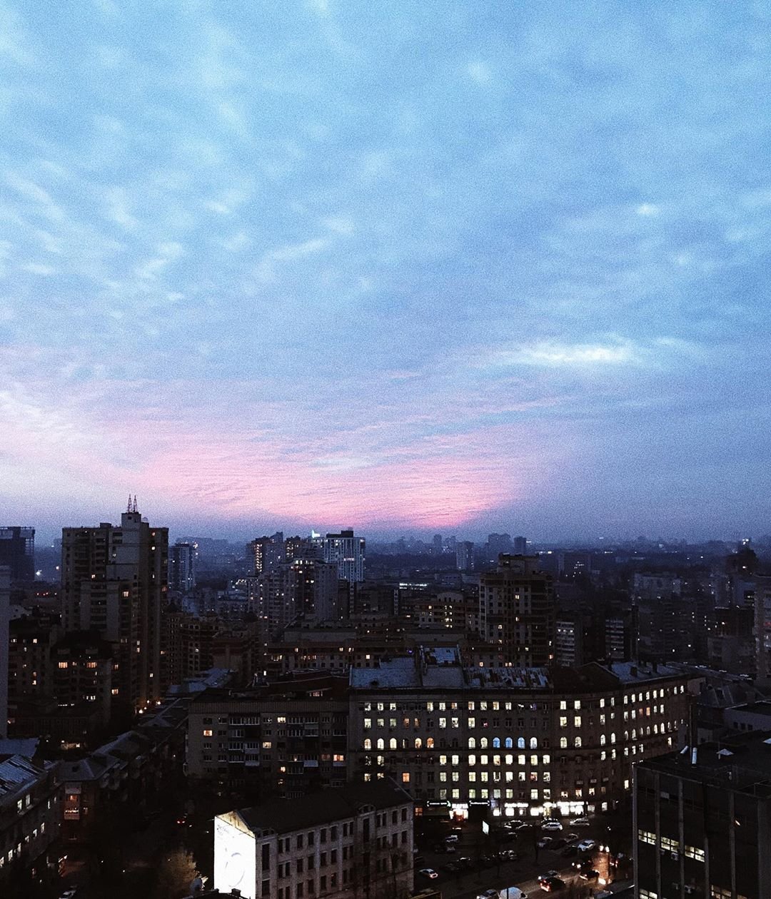 По вечерам главным героем фотографий становится небо над Киевом. Фото - @yuliabevzenko