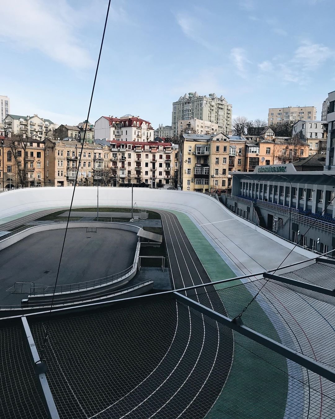 @peter.ischenko показывает плотную и яркую застройку старого города