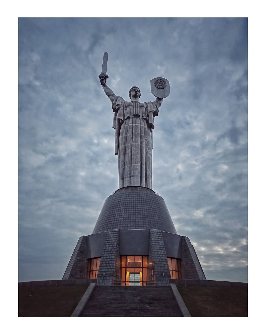 Родина-мать выглядит особенно монументально на фоне такого неба. Фото - @barabashkamax