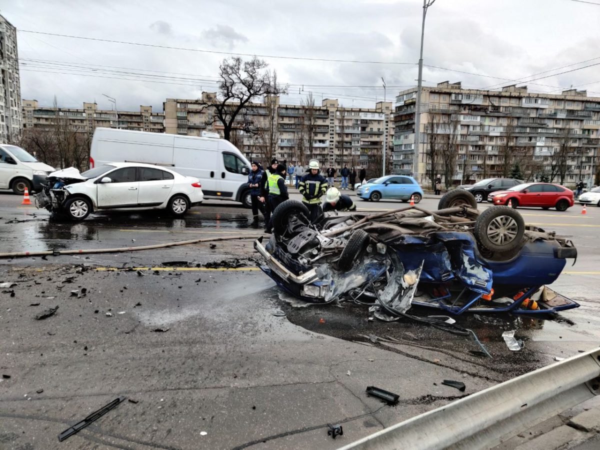 В Киеве по адресу проспект Соборности, 30 произошло серьезное ДТП с пострадавшими В Киеве по адресу проспект Соборности, 30 произошло серьезное ДТП с пострадавшими