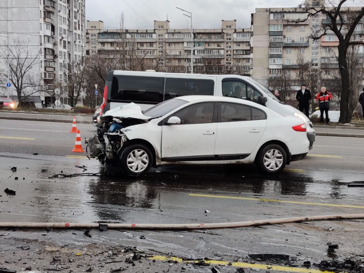 В результате ДТП образовалась серьезная пробка В результате ДТП образовалась серьезная пробка