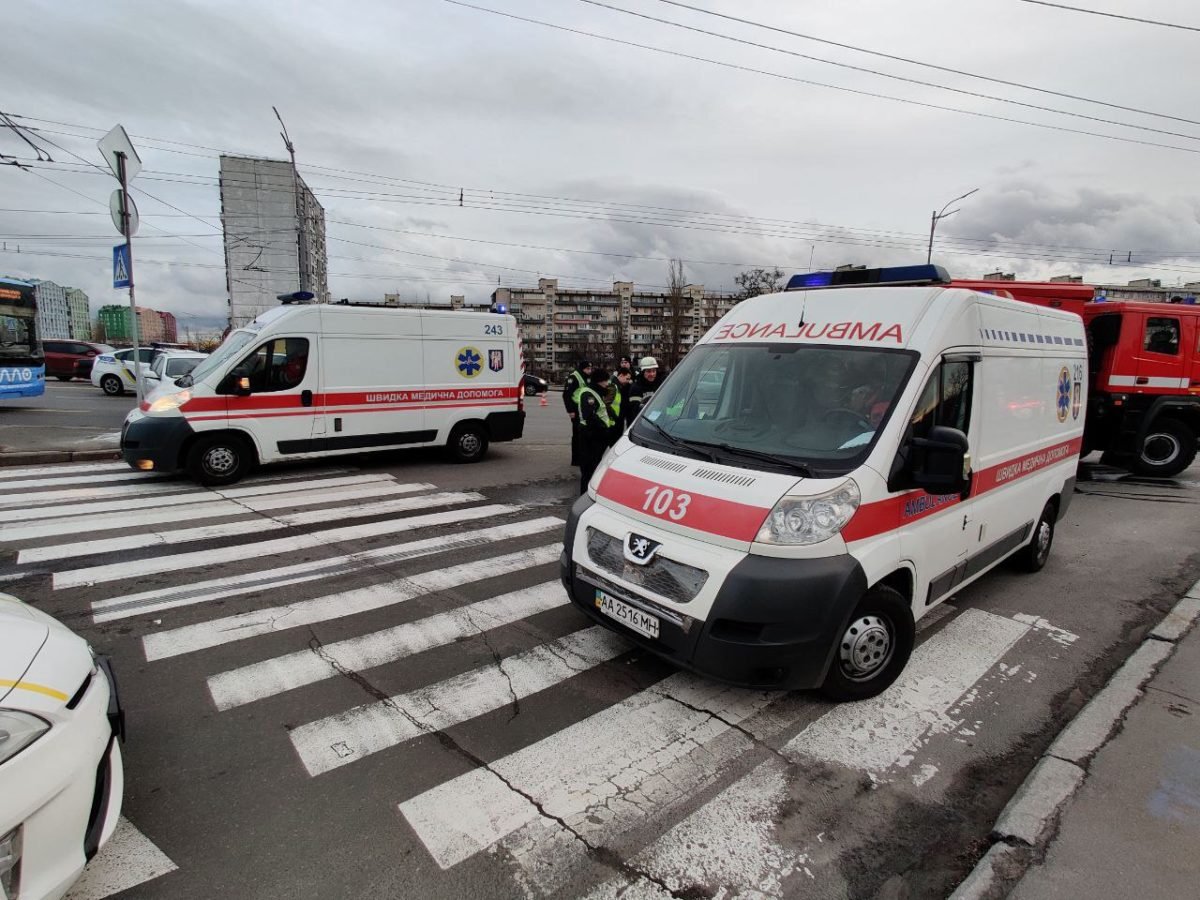 На месте работают бригады медиков, спасателей ГСЧС и экипажи полиции На месте работают бригады медиков, спасателей ГСЧС и экипажи полиции