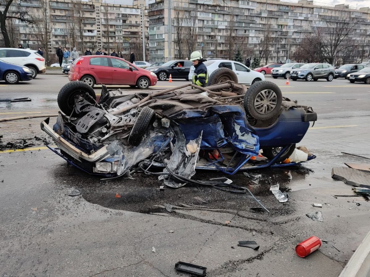 От удара ВАЗ получил серьезные повреждения. Автомобиль перевернулся и загорелся От удара ВАЗ получил серьезные повреждения. Автомобиль перевернулся и загорелся