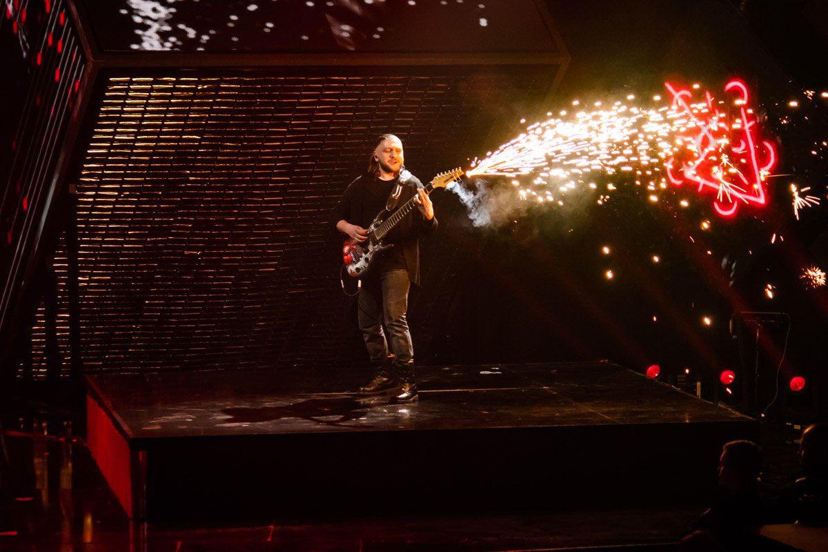 Сцена блестела, искрилась и приковывала к себе все внимание 