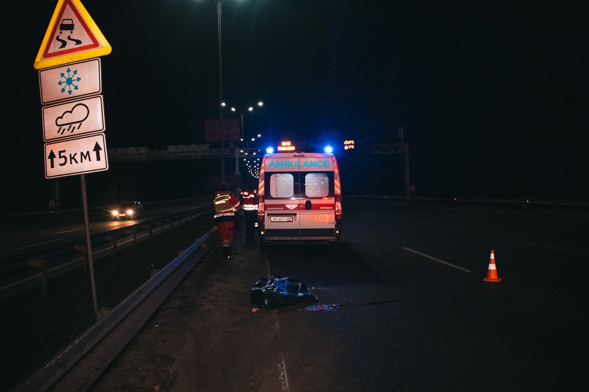 На выезде из Киева, вначале Бориспольского шоссе, произошло смертельное ДТП с участием перехода