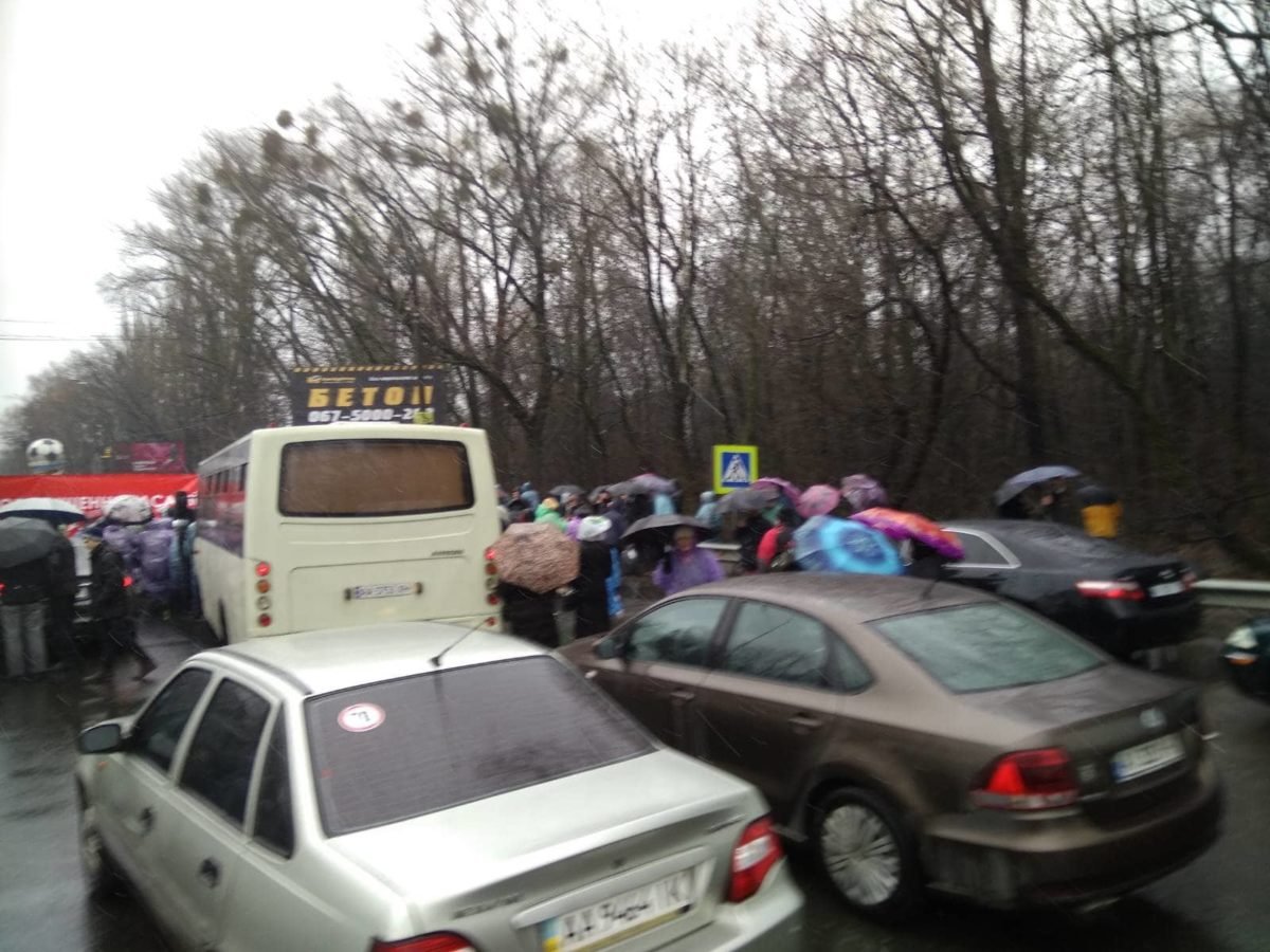 На въезде в Киев люди перекрыли движение на Одесской трассе На въезде в Киев люди перекрыли движение на Одесской трассе