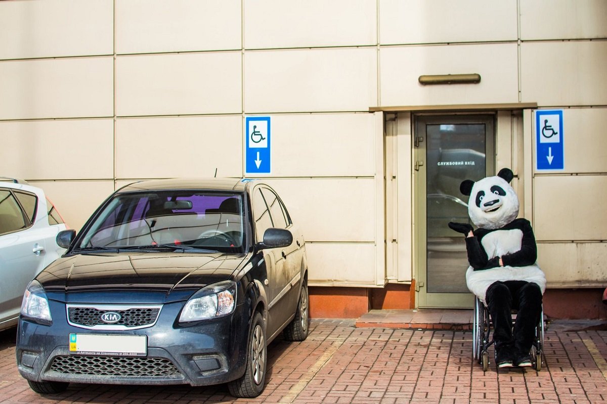 Помните, что штраф за остановку или стоянку в местах для людей с инвалидностью от 1 020 до 1 700 гривен