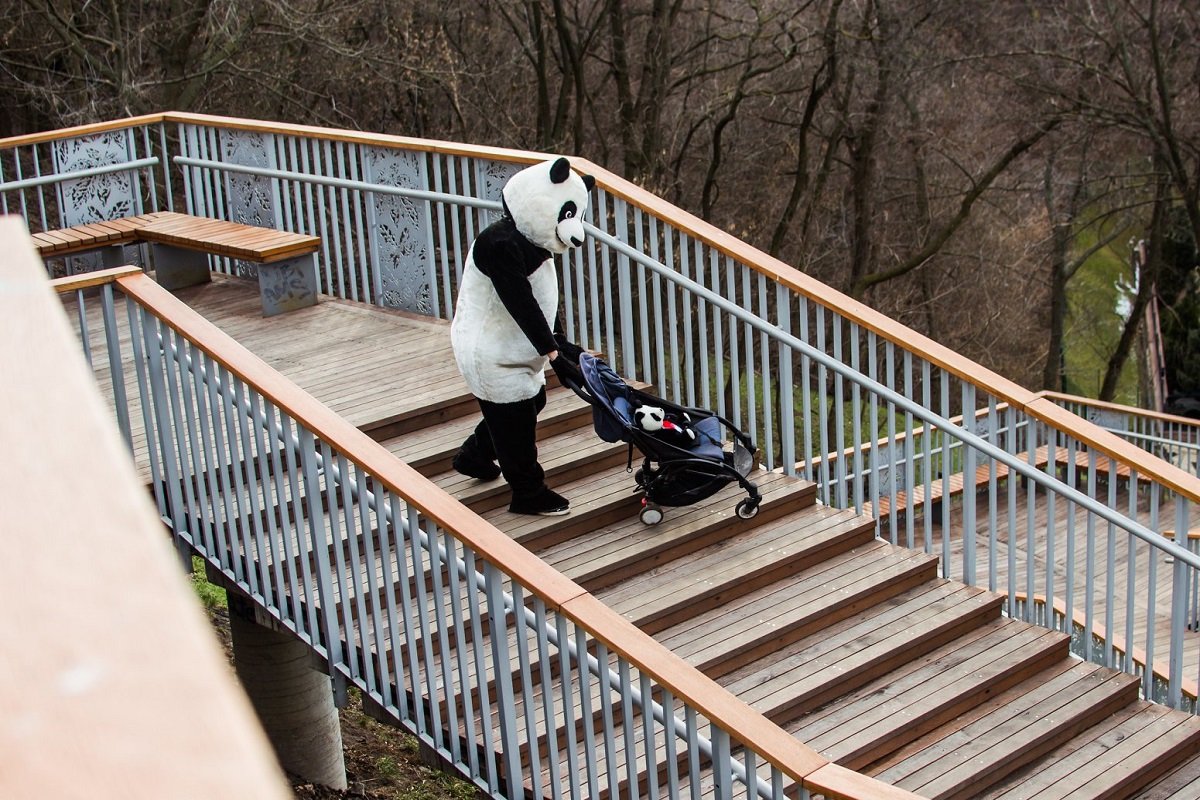 И с детской коляской там не прогуляешься