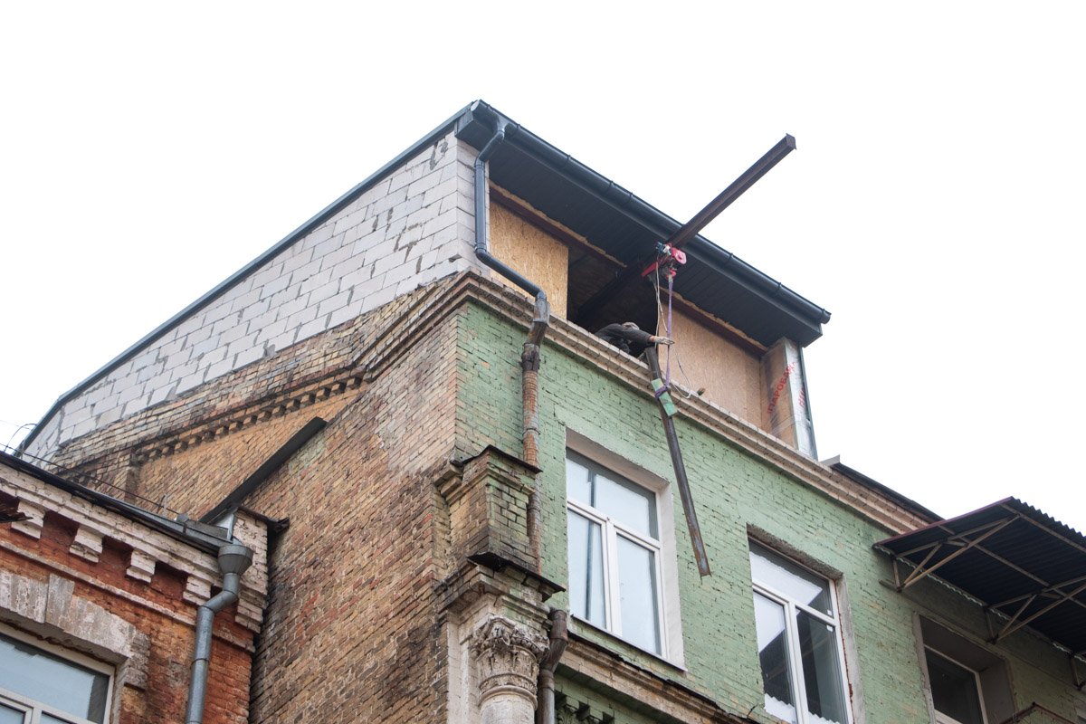 А уже ночью владелец снова построил ее А уже ночью владелец снова построил ее