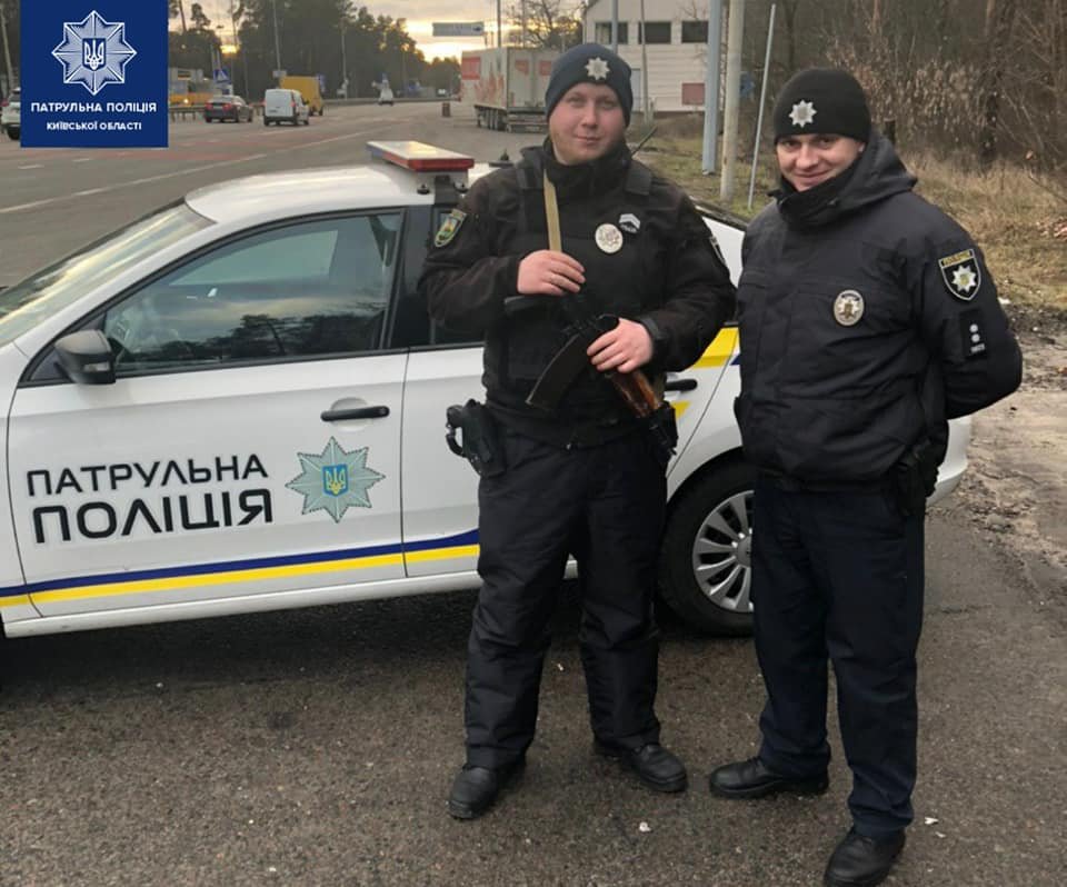 Под Киевом патрульные потушили автобус с пассажирами, который загорелся во время движения Под Киевом патрульные потушили автобус с пассажирами, который загорелся во время движения